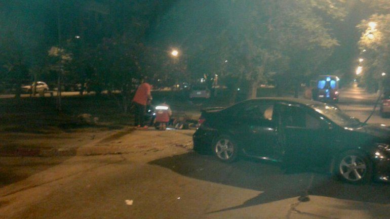 La sacaron barata: chocaron en la Avenida, se subieron al boulevard pero no les pasó nada 