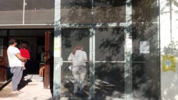 familias sin banco para sus hijos hacen cola en el consejo de educacion familias sin banco para sus hijos hacen cola en el consejo de educacion