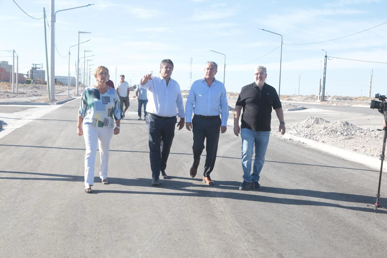 Gaido y Figueroa recorrieron la obra de avenida Los Paraísos