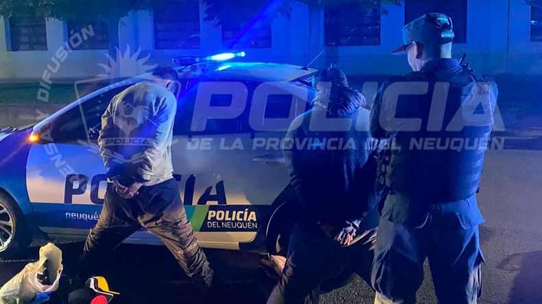 Ladrones cayeron con una importante cantidad de marihuana tras cometer un robo en la calle | LM Neuquen Ladrones cayeron con una importante cantidad de marihuana tras cometer un robo en la calle