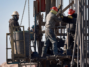 Trabajadores petroleros en Vaca Muerta realizando extracción en boca de pozo, destacando las condiciones insalubres del régimen especial. Trabajadores petroleros en Vaca Muerta realizando extracción en boca de pozo, destacando las condiciones insalubres del régimen especial.