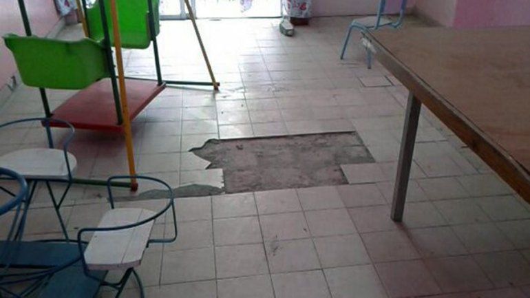 El piso en mal estado en una&nbsp;de las guarderías CCI.