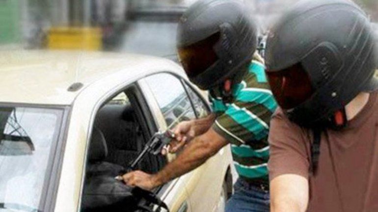 Los motochorros operaban en la zona comercial de Centenario.