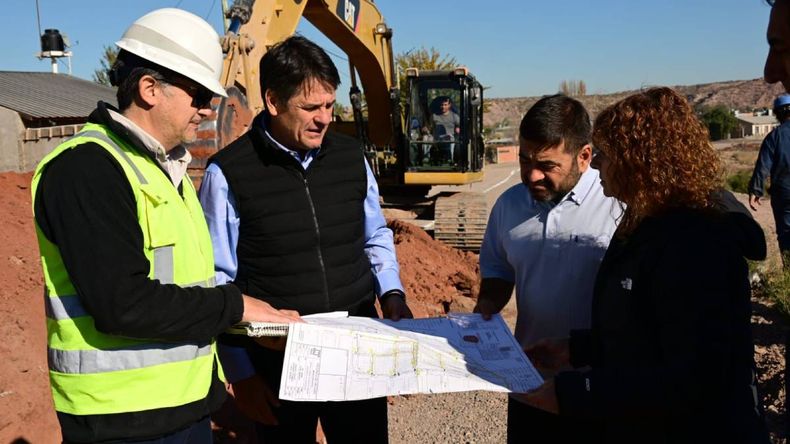 El intendente realizó un recorrido por la obra. | LM Neuquen El intendente realizó un recorrido por la obra.