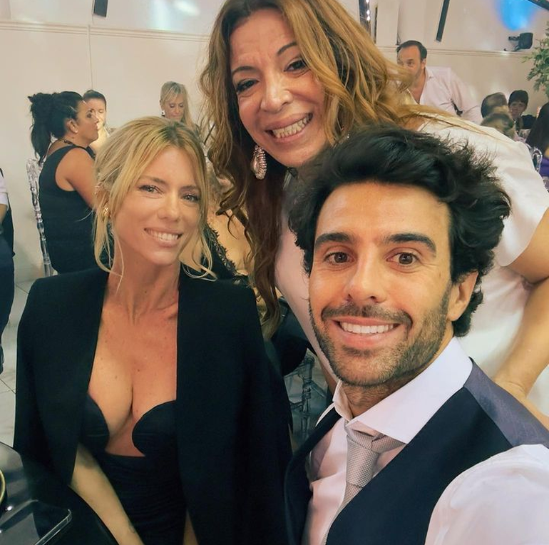 La modelo y su novio acompañaron a Lizy en su casamiento con Sebastián Nebot.