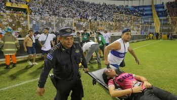el salvador: una avalancha en un estadio de futbol dejo al menos 12 muertos el salvador: una avalancha en un estadio de futbol dejo al menos 12 muertos