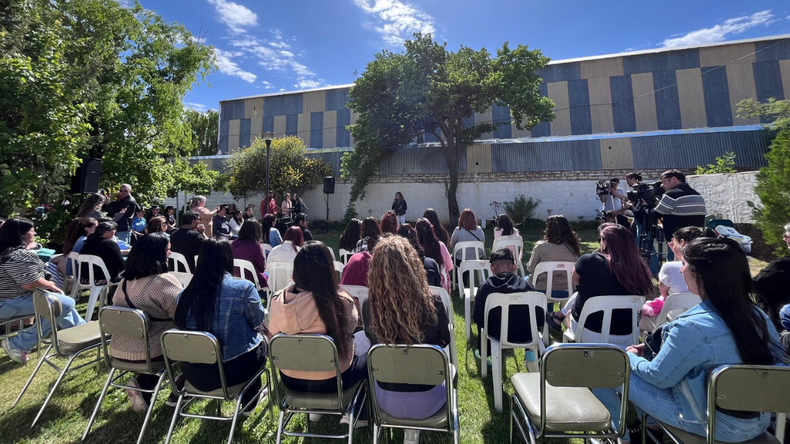 La Municipalidad de Neuquén entregó insumos de trabajo a mujeres víctimas de violencia de género. | LM Neuquen La Municipalidad de Neuquén entregó insumos de trabajo a mujeres víctimas de violencia de género.