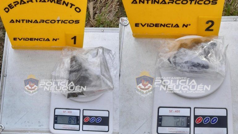 Por las cámaras los vieron fumar marihuana y tenían 100 gramos
