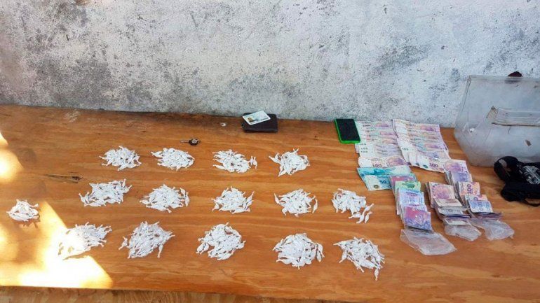 La policía lo siguió bastante tiempo y hasta filmó un video en el que se ve cómo el delincuente realizaba sus transacciones en una villa de Hurlingham. Le secuestraron cocaína y marihuana.