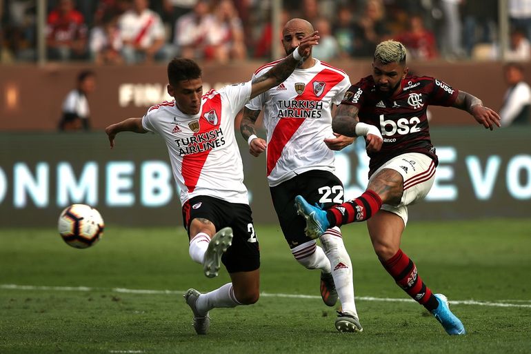 Gabigol define para el segundo tanto de Flamengo frente a River en la definición de la Copa Libertadores 2019. 