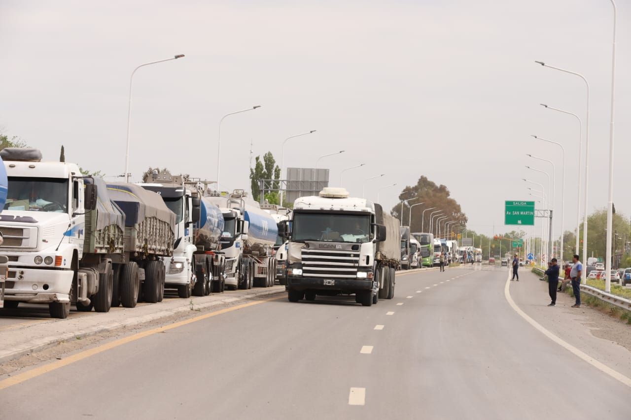 Así como los camiones saturaron las rutas de Permian, la experiencia se repite en las vías de comunicación de Vaca Muerta.