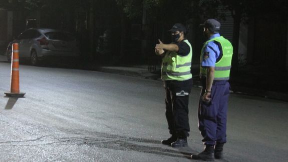 Ladrones armados asaltaron una panadería en Centenario