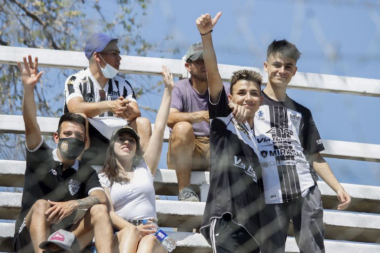 Amigos y una pareja haciéndole el aguante al equipo de Raggio (Foto Anahí Cárdena).