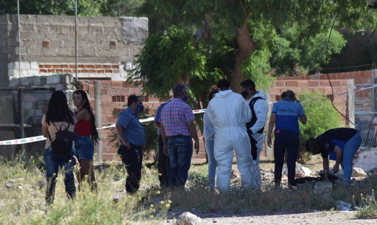 Efectivos policiales realizaron los trabajos periciales de rigor en el lugar donde apareció el cuerpo sin vida.&nbsp;