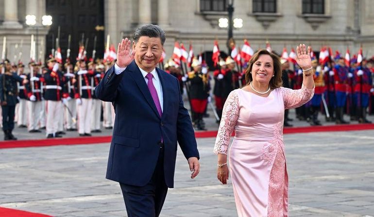 El presidente chino, Xi Jinping, con la presidenta peruana, Dina Boluarte, en Lima. 