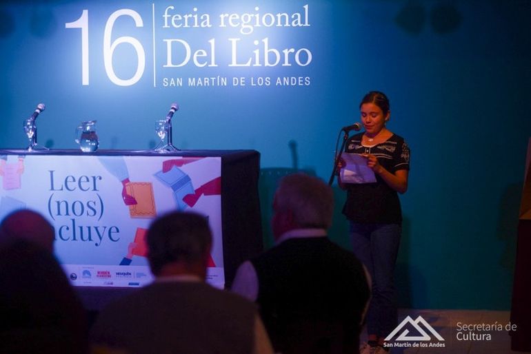 Mai Coletto fue elegida por la organización para leer un texto en la inauguración de la décimosexta edición de la Feria Regional del Libro de San Martín de los Andes.