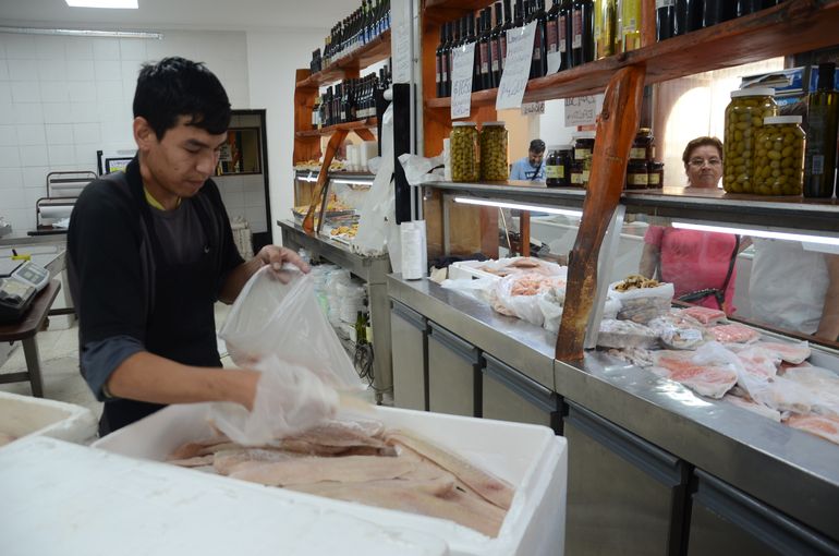 “En los últimos diez años ha aumentado el consumo de pescado en la mesa de los argentinos durante todo el año. La gente lo ha incorporado como un alimento vital para la salud”, expresó Eduardo Ormazabal de La Pescadería del Neuquén.