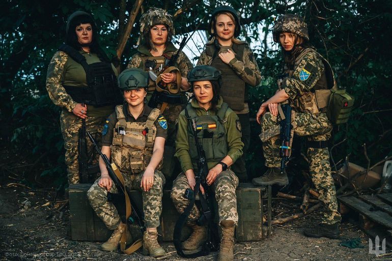 Un grupo de mujeres que integran el Ejército de Ucrania. Un grupo de mujeres que integran el Ejército de Ucrania.