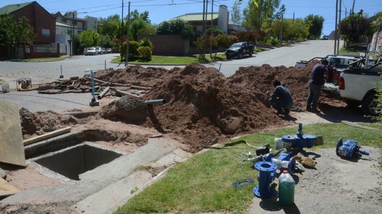 Caño del EPAS roto en Chrestía y Sargento Cabral.