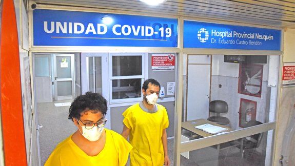 Terapia intensiva suma dos pacientes nuevos por día por el COVID