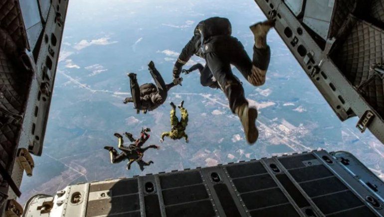 Sacudieron YouTube con un increíble salto en paracaídas