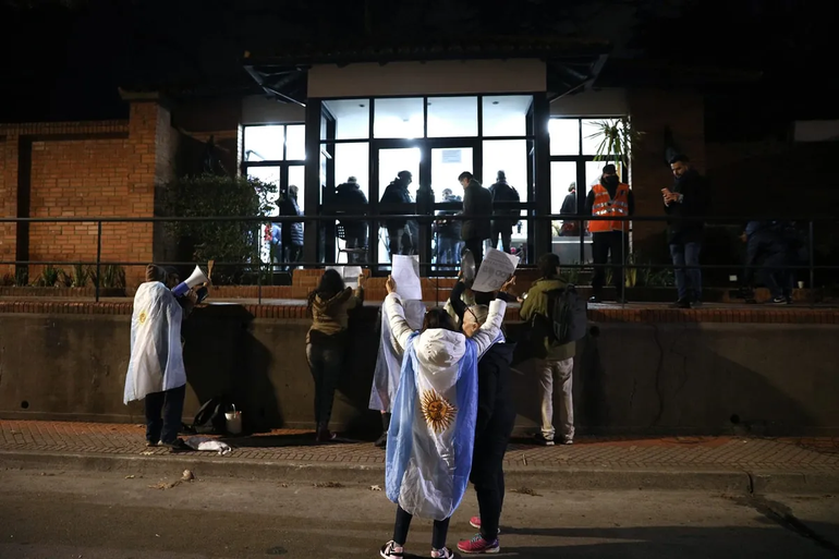 Por un cacerolazo, suspendieron el anuncio oficial de Batakis