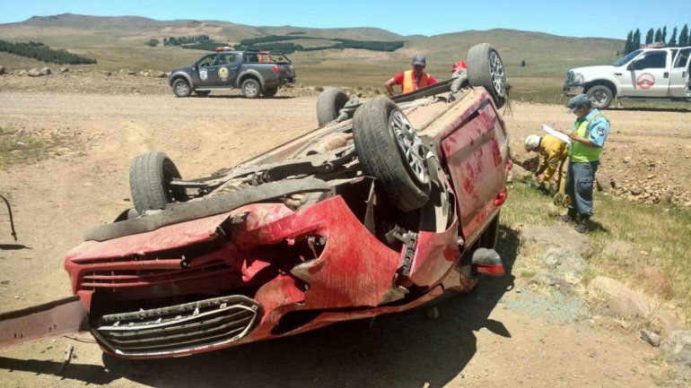 Ruta 23: los rescataron después de cuatro horas de haber volcado