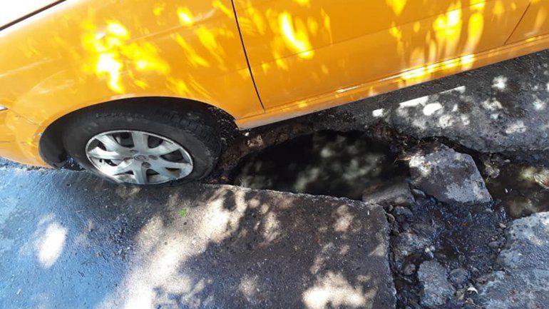 Un bache en pleno centro le destrozó la cubierta a un taxista