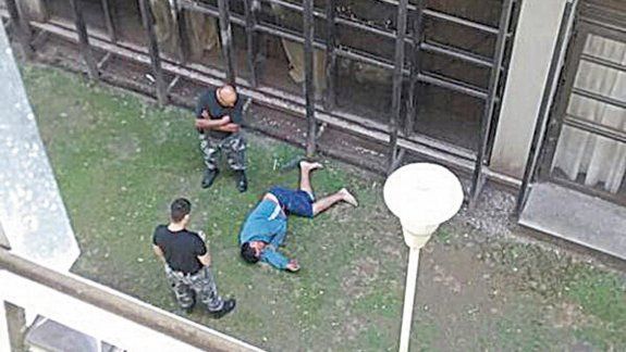 Iba camino a una indagatoria por haber matado a su esposa de 20 puñaldas.
