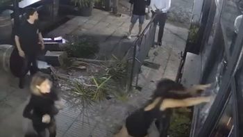 un festejo de cumpleanos termino con piedrazos afuera de un boliche un festejo de cumpleanos termino con piedrazos afuera de un boliche