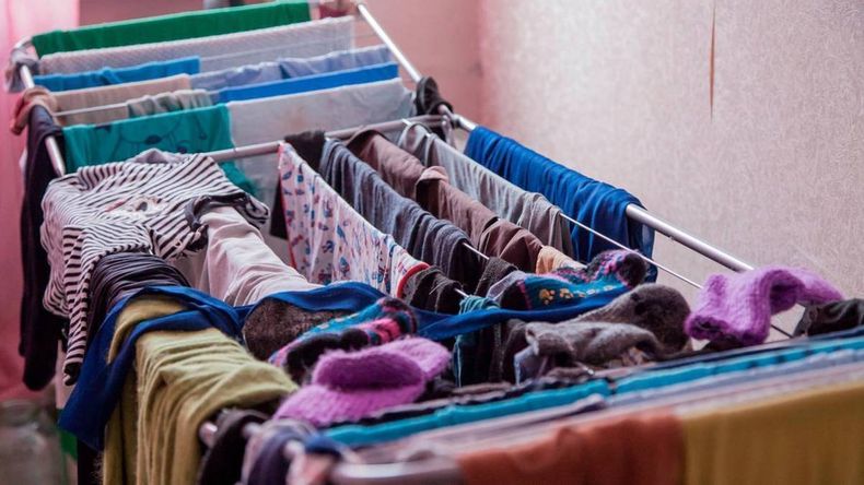 El método japonés para secar ropa dentro de la casa consiste en poner las prendas de mayor a menor en un tender. Foto: LMN.
