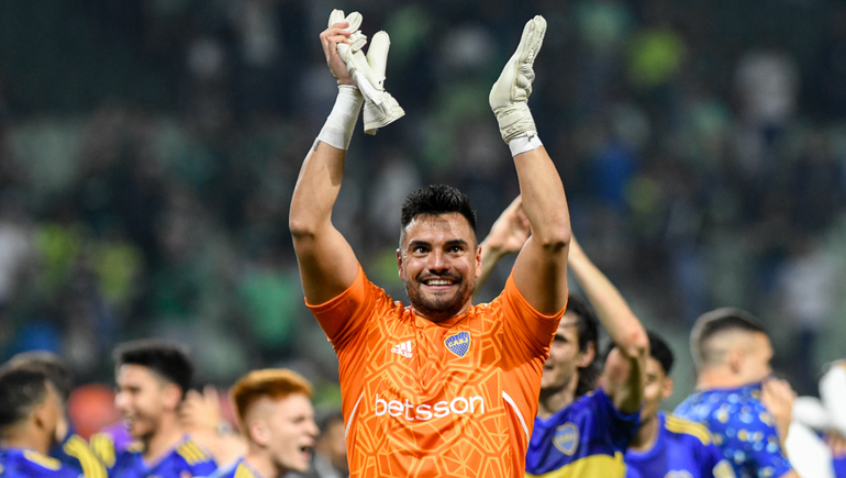 Chiquito Romero mira a la tribuna y festeja la clasificación de Boca. 