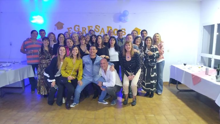 El viernes 8 de septiembre organizaron una fiesta de reencuentro para celebrar los 37 años de egresados. Algunos no se lo quisieron perder y llegaron desde España, Chile, Estados Unidos, La Pampa, Tandil, Ushuaia y Buenos Aires. “El temor más grande que tenía antes del encuentro 37 años después era quedarme en silencio ante quienes fueron mis compañeros y compañeras. Pero nada de eso sucedió”, comentó Fabio Larocca El viernes 8 de septiembre organizaron una fiesta de reencuentro para celebrar los 37 años de egresados. Algunos no se lo quisieron perder y llegaron desde España, Chile, Estados Unidos, La Pampa, Tandil, Ushuaia y Buenos Aires. “El temor más grande que tenía antes del encuentro 37 años después era quedarme en silencio ante quienes fueron mis compañeros y compañeras. Pero nada de eso sucedió”, comentó Fabio Larocca