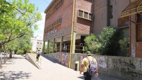 Familias encerraron a la profesora de química de la EPET 14 porque desaprobó a varios estudiantes.&nbsp;&nbsp;