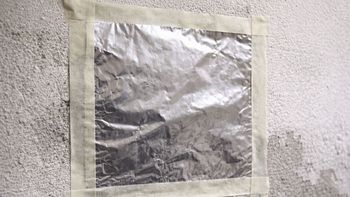 Una lámina de aluminio sellada sobre la pared permite identificar si la humedad proviene del interior del muro o del ambiente. Una lámina de aluminio sellada sobre la pared permite identificar si la humedad proviene del interior del muro o del ambiente.