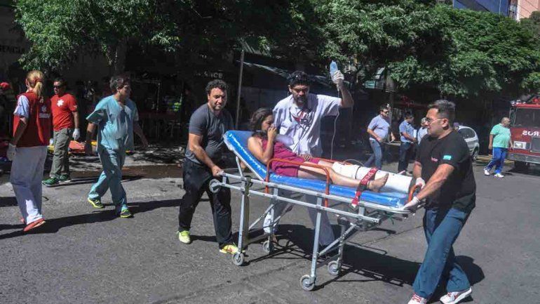 Los afectados tras el incendio fueron asistidos de urgencia por personal médico en la vía pública.&nbsp;