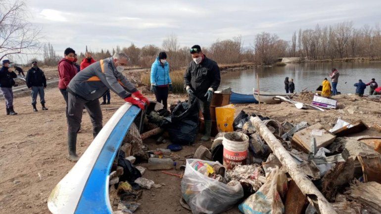Exitosa jornada voluntaria de limpieza en la Laguna Paimún 