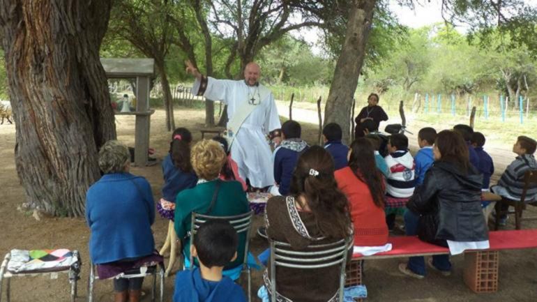 Ordenaron sacerdote a un viudo con hijos y nietos