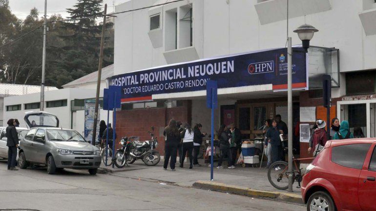 Le pegaron un tiro en la cabeza y lucha por su vida