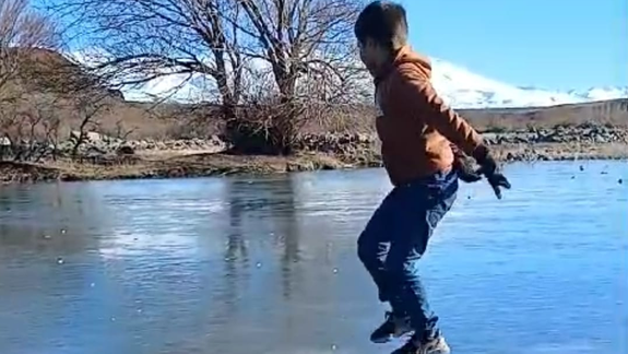 Un niño del norte neuquino se animó a bailar la cueca en pleno Nahueve congelado / Foto Fabián Cares