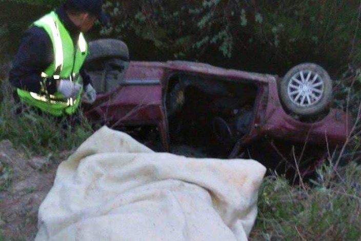 Tres efectivos de la subcomiaría 54 de Guerrico sacaron al conductor del Gol que había quedado en un desagüe que está al costado del a Ruta Nacional 22. 