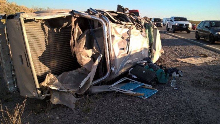 Tres jóvenes neuquinos heridos al volcar con su camioneta en la Ruta 151