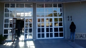 panico en un colegio: un hombre ingreso armado y baleo a una docente panico en un colegio: un hombre ingreso armado y baleo a una docente