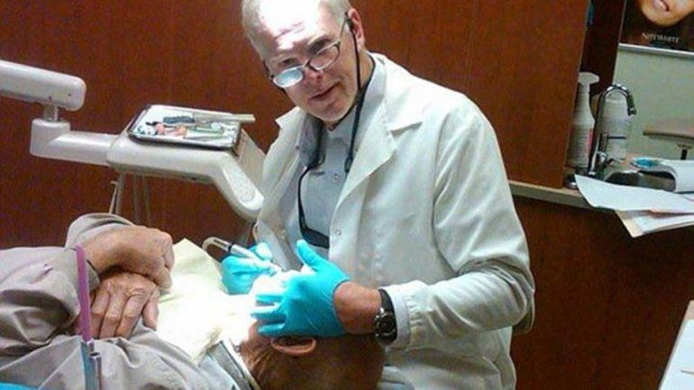 El odontólogo trucho es de Florida y se llama Robert Rheinlander.