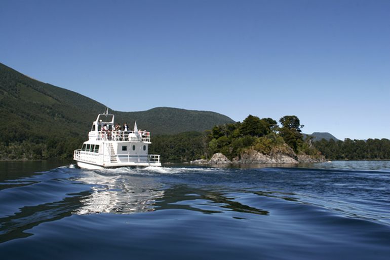 catamaran lago huechulafquen