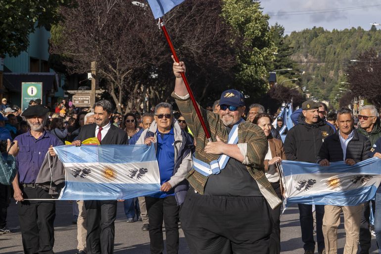 Multitudinario acto de aniversario en San Martín de los Andes.