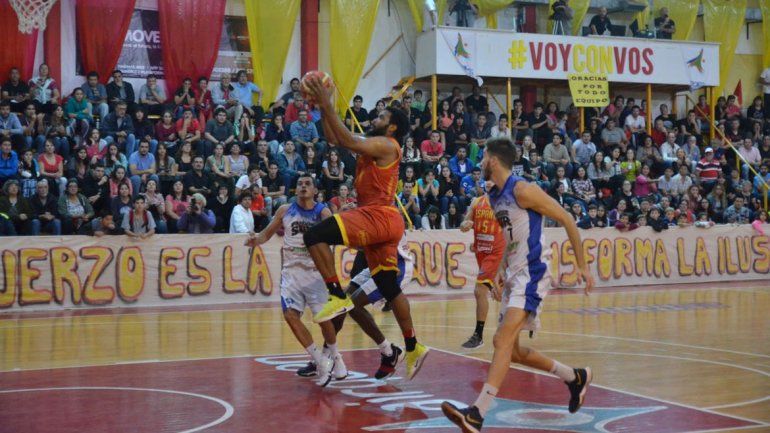 El estadounidense Khapri Alston marcó diez puntos y tomó 14 rebotes.&nbsp;