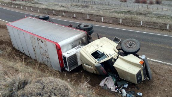 Un herido tras el vuelco de un camión sobre la ruta 234