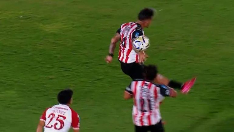 Arbitraje polémico: el claro penal no sancionado por el que Huracán estalló contra Tapia ante Barracas