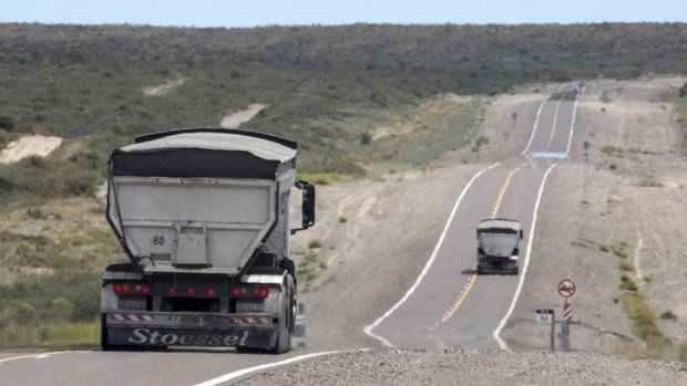 Presentaron un proyecto de ley propone fijar una contribución por uso intensivo de la Ruta 6 por parte de los camiones de arena para Vaca Muerta.